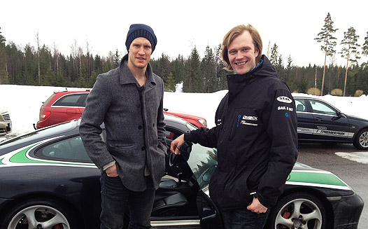 Jari Ketomaa // Jokereiden kapteeni Ossi Väänänen (vas.) sai muiden pelaajien ohella ajo-opetuksen päätteeksi maistaa todellista vauhtia MM-ralliautoilija Jari Ketomaan kyydissä Premier Parkin lumisella ajoradalla.